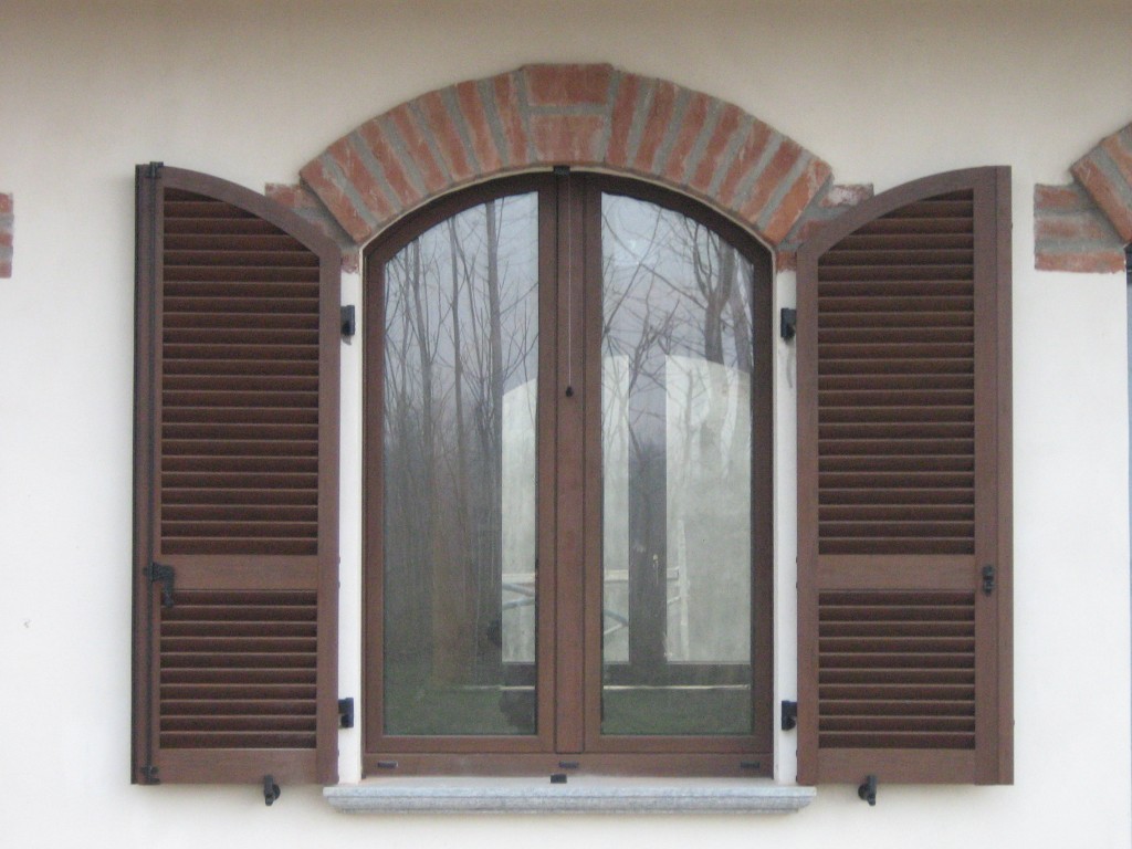 finestra con persiane curve